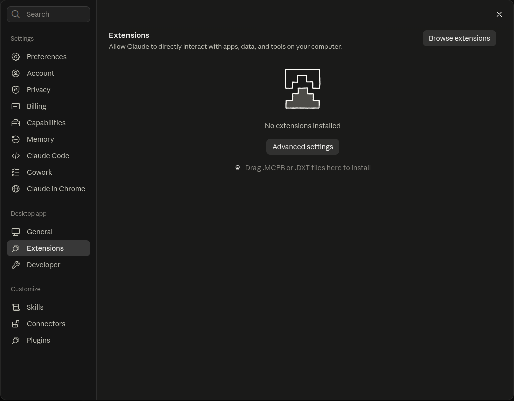 Het extensiescherm in de instellingen van Claude op je computer: rechtsboven de knop om de lijst van Anthropic te doorzoeken, in het midden de melding dat er nog niets geïnstalleerd is met een knop Advanced settings, en daaronder de tekst dat je een .MCPB- of .DXT-bestand hierheen kunt slepen om het te installeren.